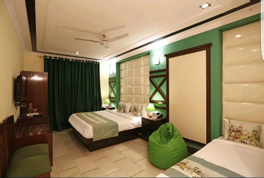 Hotel Unistar Нью-Дели Экстерьер фото