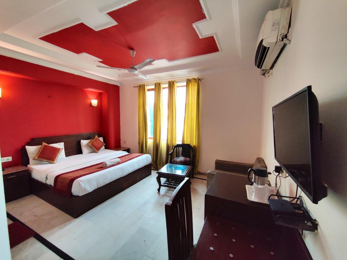 Hotel Unistar Нью-Дели Экстерьер фото