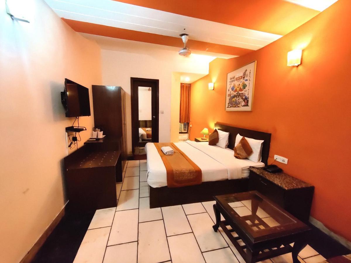 Hotel Unistar Нью-Дели Экстерьер фото