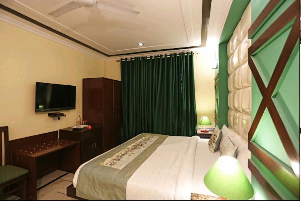 Hotel Unistar Нью-Дели Экстерьер фото