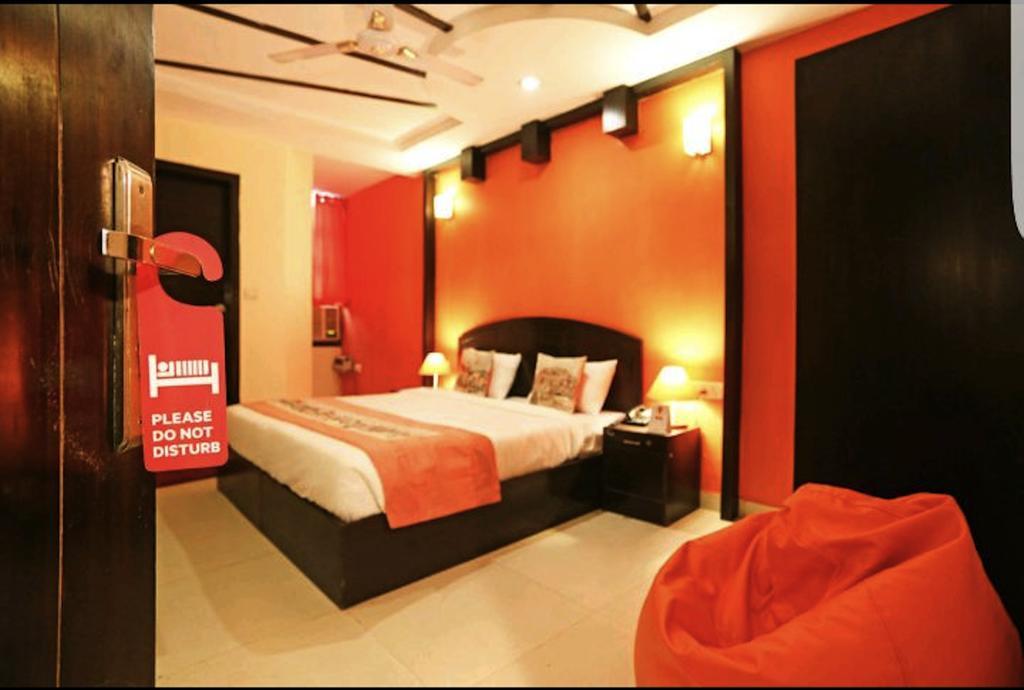Hotel Unistar Нью-Дели Экстерьер фото