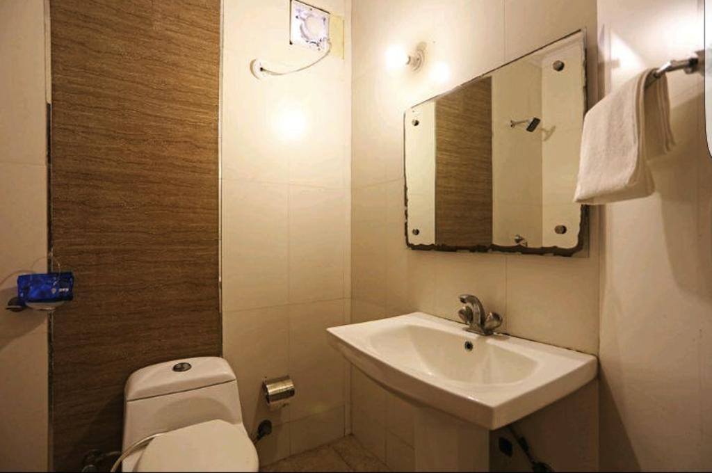 Hotel Unistar Нью-Дели Экстерьер фото