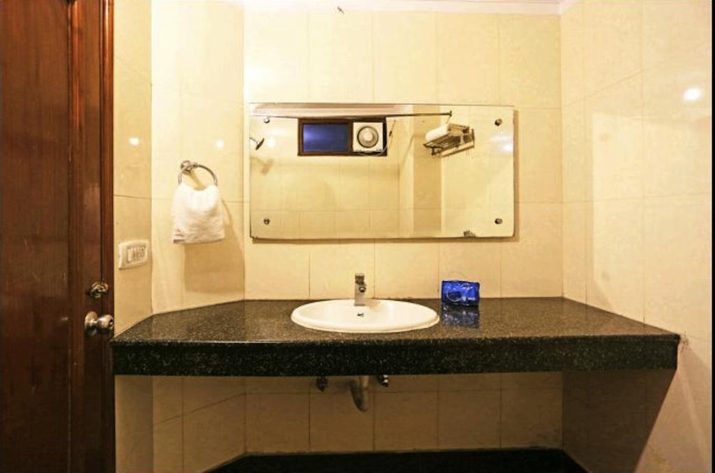 Hotel Unistar Нью-Дели Экстерьер фото