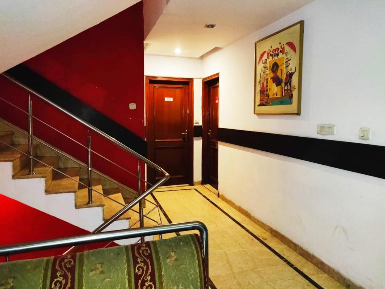 Hotel Unistar Нью-Дели Экстерьер фото