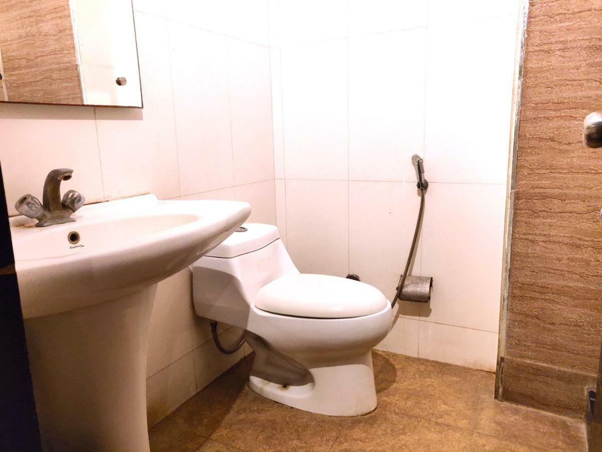 Hotel Unistar Нью-Дели Экстерьер фото