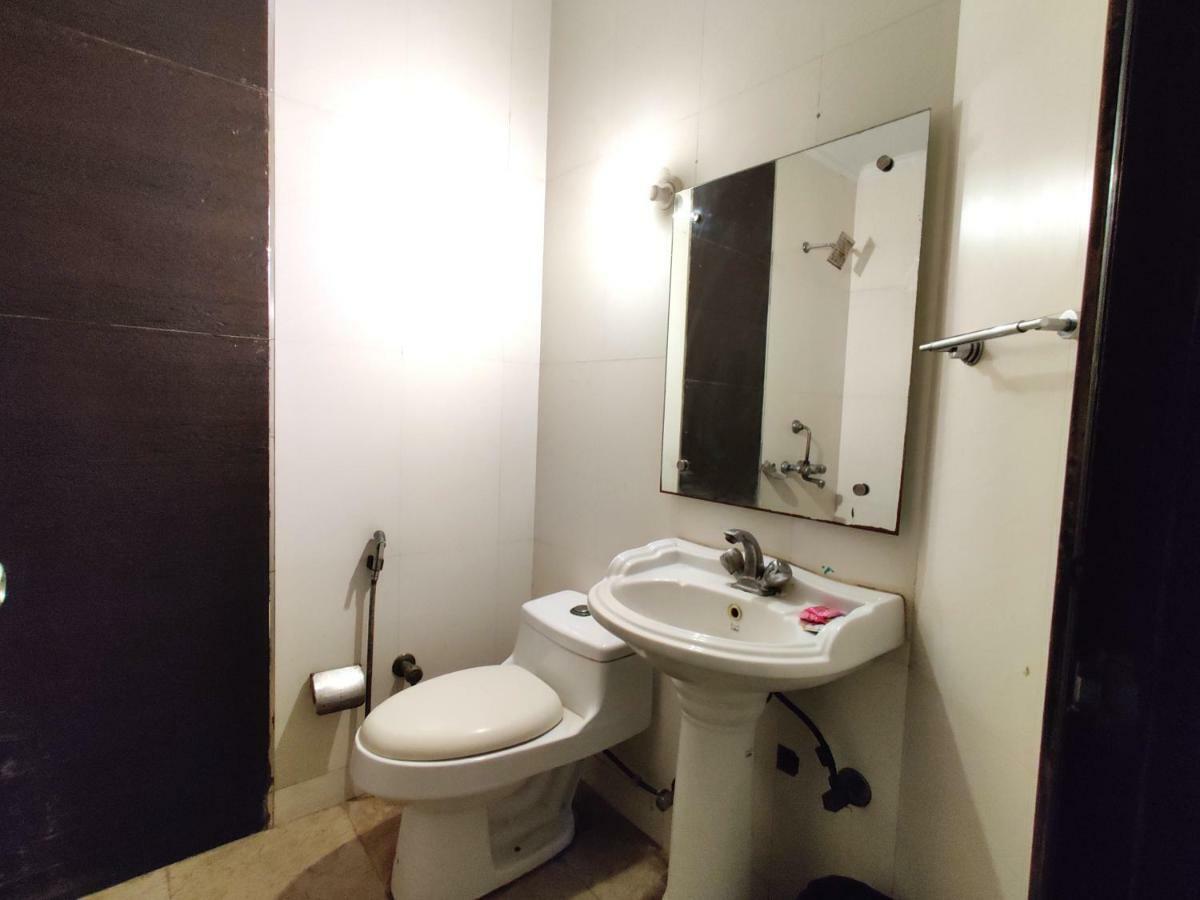 Hotel Unistar Нью-Дели Экстерьер фото