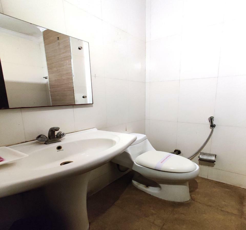 Hotel Unistar Нью-Дели Экстерьер фото