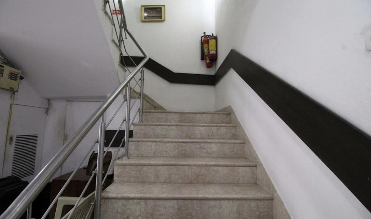 Hotel Unistar Нью-Дели Экстерьер фото