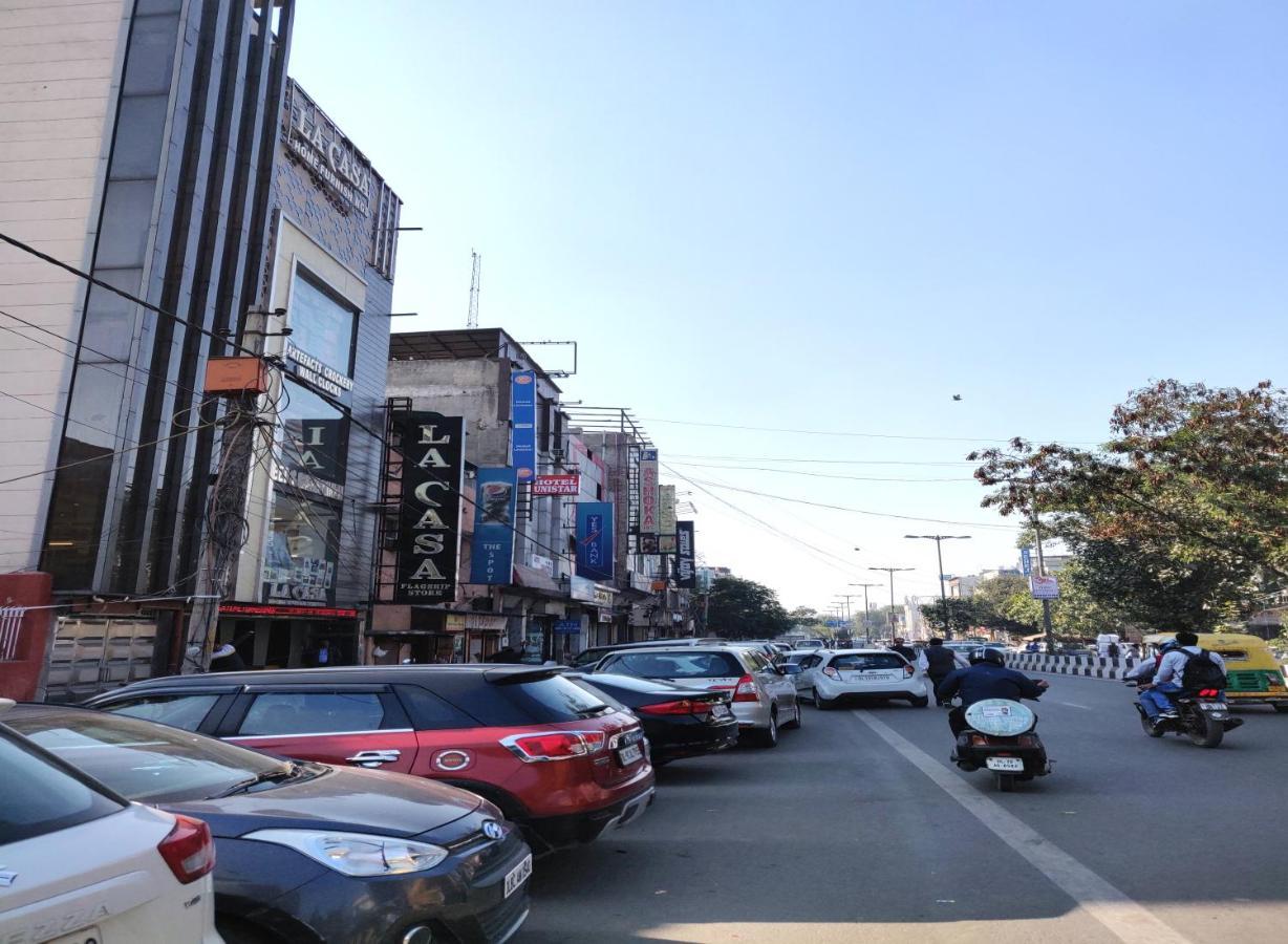 Hotel Unistar Нью-Дели Экстерьер фото